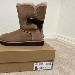 UGG Women's Boots size 9
Classic Knot Short
Brand new in box